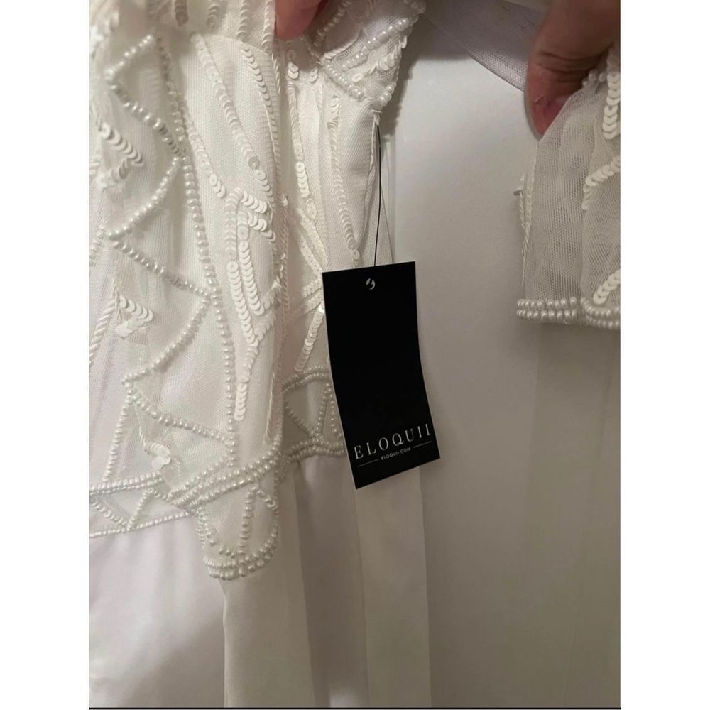 One shoulder white jumpsuit from Eloquii.
Size 18
Beaded detail on top.
Purchase - Picture 8 of 11
